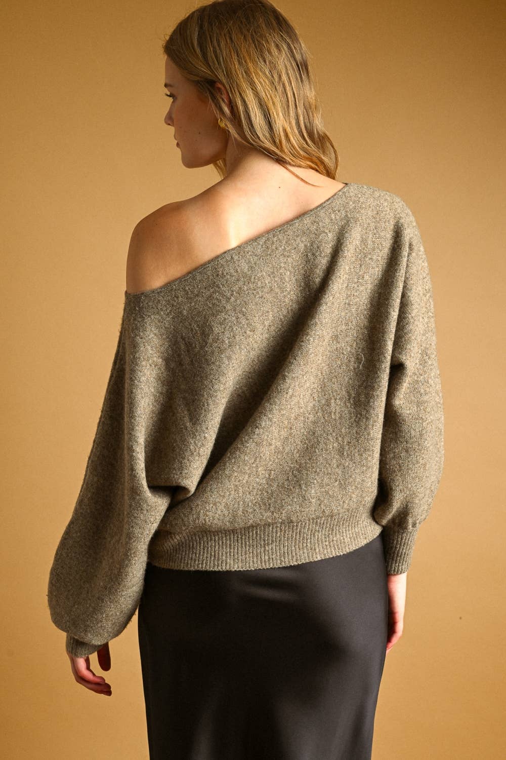 LONG SLEEVE BOAT NECK TOP